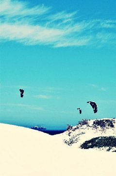 Dunes et kite surfeurs à Dolphin beach sur Werner Lehmann