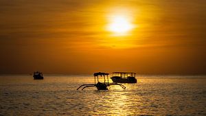 Bateaux flottant dans la mer sous le soleil balinais