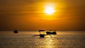 Boten dobberend in zee onder de Balinese zon van Rene Siebring