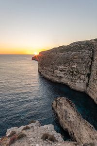 Sonnenuntergang an den Klippen auf Malta von Manon Verijdt