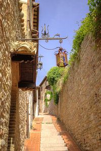 Eine malerische Straßenszene in Assisi von Berthold Werner