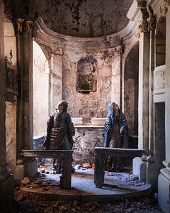 Verlassene Kapelle mit Statuen.