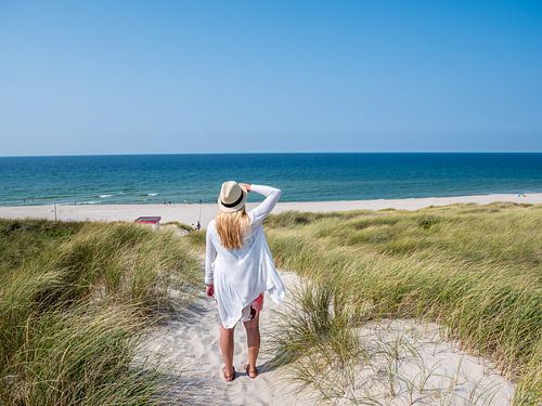 Jonge vrouw op het Noordzee-eiland Sylt in de duinen