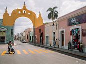 Mexicaanse straat met gele boog / poort boven de weg in Mérida, Yucatán. van Michiel Dros thumbnail