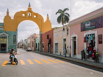 Rue mexicaine avec arche / portail jaune au-dessus de la route à Mérida, Yucatán.