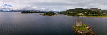 Luftbildpanorama von Loch Linhe mit Stalker Castle