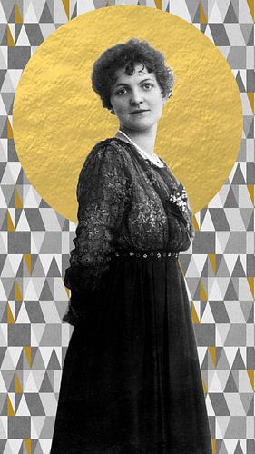 Vintage fotoportret van een jonge vrouw in goud, oker en grijs.