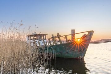 Vissersboot in de zonsondergang op het eiland Usedom van Sven-Erik Arndt
