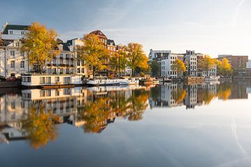 Huizen op Amstel, Amsterdam. Herfst kleuren.