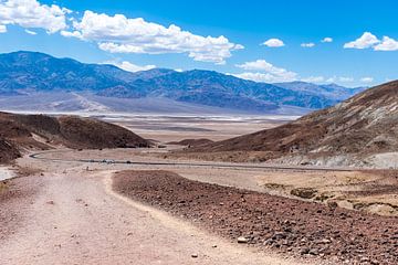 Uitzicht op de bergen van Death Valley Nationaal Park in Amerika van Linda Schouw