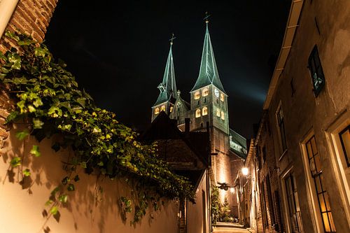 Deventer bij nacht met de Bergkerk