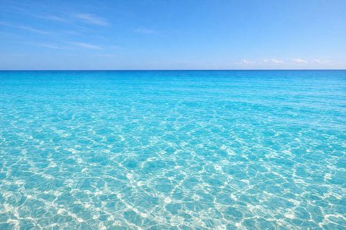 A turquoise-blue ocean panorama – Crystal Clear Ocean View
