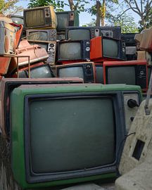 Aufgestapelte alte Fernseher – Wanddekoration im Retro-Stil