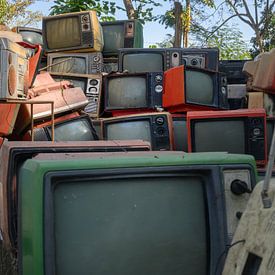 Oude televisies opgestapeld – retro technologie wanddecoratie van Rieneke Schokker
