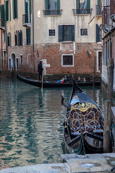 Gondolas in oude centrum van Venetie, Italie van Joost Adriaanse