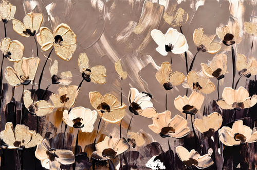 Crèmekleurige bloemen in warm taupe