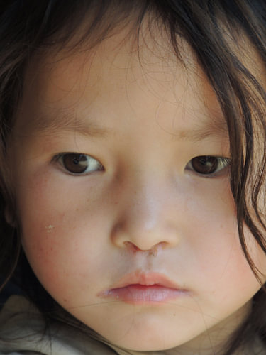 Dromerig meisje in Sapa, Vietnam (4)