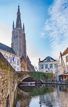 Le pont Gruuthuse et Notre-Dame église à Bruges sur Mike Maes