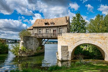 een oude vakwerkhuis betimmerde watermolen brug in Vernon in Frankrijk over de rivier de Seine