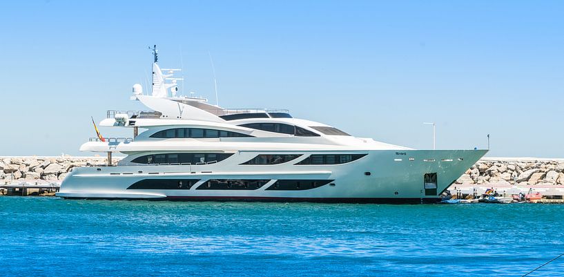Luxury Yacht by Ivo de Rooij