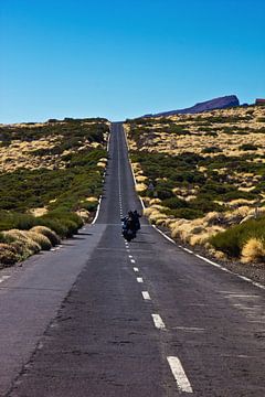 Motorfietsen op de weg in het nationaal park Teide van Anja B. Schäfer