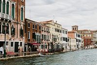 De pittoreske straatjes van Venetië in Italië aan het water