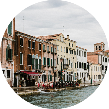 De pittoreske straatjes van Venetië in Italië aan het water van Art Shop West