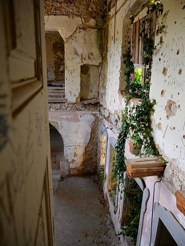 See-through urbex location