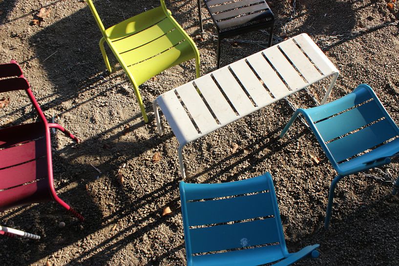 Delft, tafel en stoelen op terras Aula Technische Universiteit Delft par Anita Bastienne van den Berg