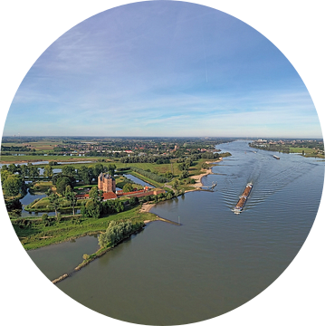 Luchtfoto panorama van slot Loevestein en de rivier de Merwede in Nederland van Eye on You