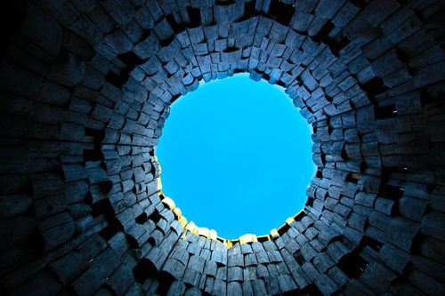 Vreemde poort en trompet in de lucht. Donkere tunnel en blauwe lucht, symbool van de dood