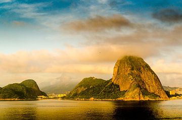 Vue de la baie de Guanabara sur le mont Sugar Loaf à Rio de Janeiro, Brésil, à l'aube. sur Dieter Walther