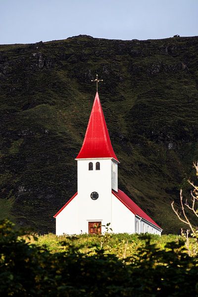 Víkurkirkja auf dem Herbsthügel bei Vík von Marcel van Oene
