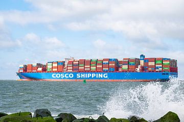 Containerschip verlaat de haven van Rotterdam voor de open Noordzee