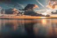 Sonnenaufgang an einem See von Björn van den Berg Miniaturansicht
