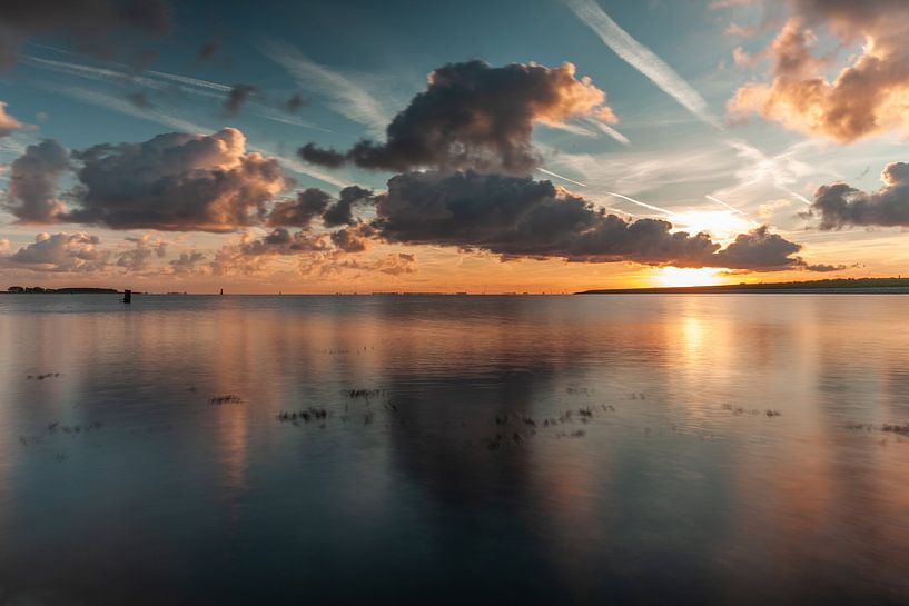 Sonnenaufgang an einem See von Björn van den Berg