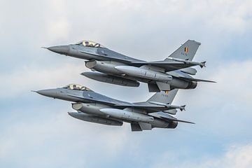 Twee Belgische F-16's van de Thunder Tigers. van Jaap van den Berg