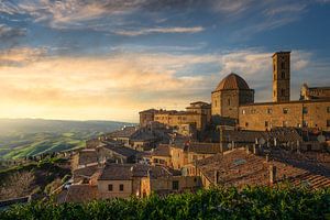 Skyline von Volterra bei Sonnenuntergang. Toskana