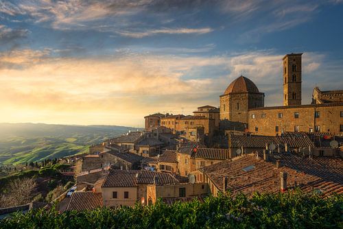 De skyline van de stad Volterra bij zonsondergang. Toscane