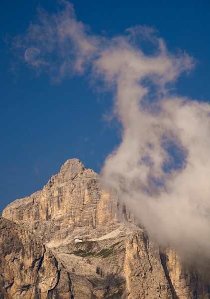 Morgen in den Dolomiten. Der Mond ist noch zu sehen von Marloes ten Brinke
