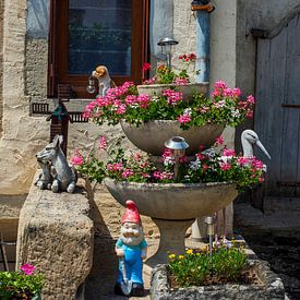 French gable with garden gnome by Blond Beeld