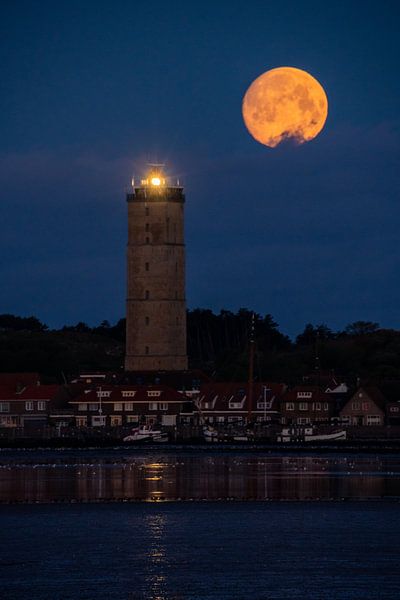 Pleine lune au dessus des Brandaris par Marjolein van Roosmalen