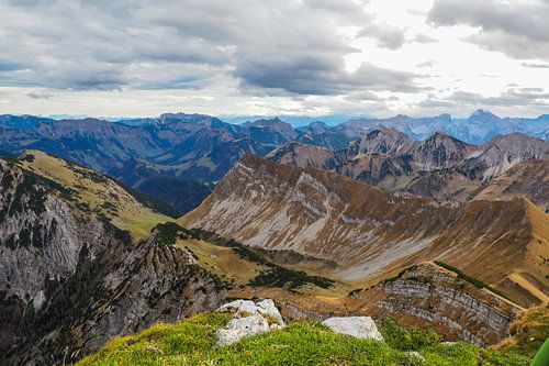 Indrukwekkende bergfoto van de Kotzen in Hinterriß - een krachtig alpenlandschap gekenmerkt door rotsen, bos en een heldere Karwendelsfeer. Perfect voor iedereen die van authentieke bergnatuur houdt.