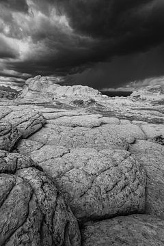 Structure de pierre fantaisiste avec des nuages à la dérive, White Pocket, USA sur Jan Bouma