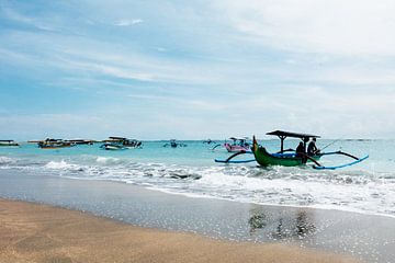 Bateaux de pêche traditionnels à Bali, en Indonésie sur Suzanne Spijkers