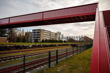 de rode brug over het spoor van SchraMedia