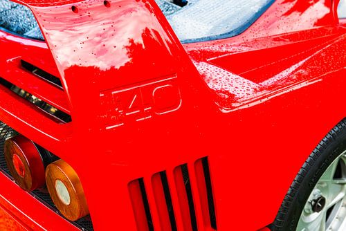 Ferrari F40 supercar in rood achteraanzicht