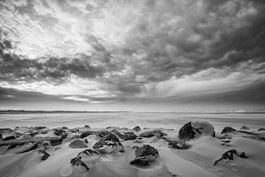 Storm op het strand 07 zwart wit sur Arjen Schippers