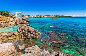 Prachtig uitzicht op de kustlijn in Cala Rajada, Mallorca eiland Spanje van Alex Winter