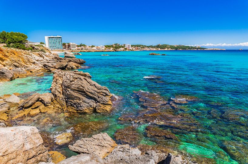 Prachtig uitzicht op de kustlijn in Cala Rajada, Mallorca eiland Spanje van Alex Winter